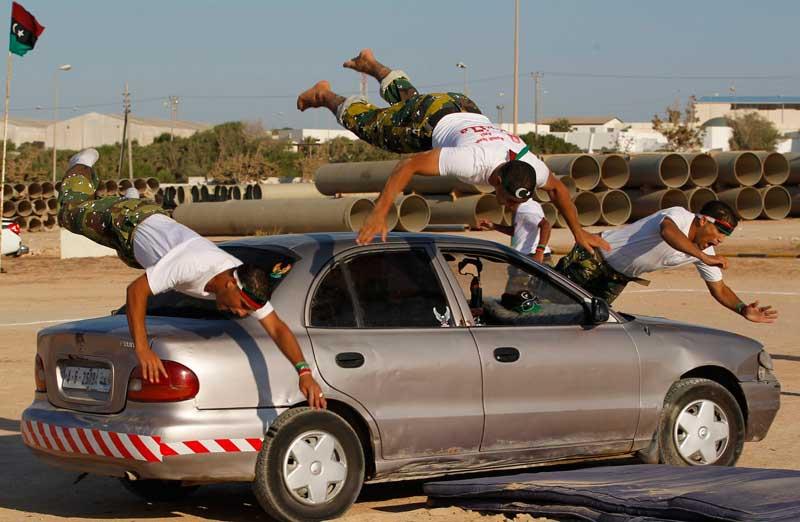 <b></div>Sur le front</b>. Toujours présents, les rebelles libyens. Et quoi qu’il arrive, leur objectif est de mieux combattre les forces pro-Kadhafi. Alors ils ne cessent de s’entraîner, comme ici, lundi, à Misrata, dans l'ouest du pays. Alors que le conflit s'enlise depuis des mois, les insurgés poursuivent leur offensive dans l'ouest, et progressent vers Tripoli, mais peinent à faire des avancées importantes et ce, en dépit des bombardements que mène l'OTAN, en vertu d'une résolution de l'ONU qui vise à protéger les civils. 
