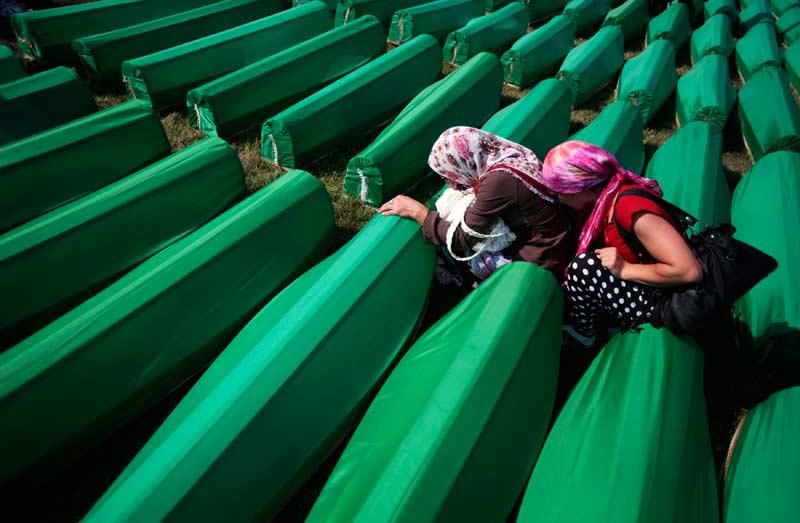 <b></div>L’émotion</b>. Les proches des milliers de victimes du génocide de Srebrenica pleurent toujours. Comme eux, plus de 40.000 personnes sont attendues, lundi, pour marquer le 16e anniversaire du plus terrible massacre en Europe depuis la fin de la seconde guerre mondiale. A cette occasion, 613 dépouilles, retrouvées dans des fosses communes et identifiées grâce à l’ADN, vont être inhumés au cimetière mémorial de Potocari. Cette année, les cérémonies prennent une autre dimension, avec l'arrestation fin mai et l'incarcération à La Haye de Ratko Mladic, ex-chef militaire des Serbes de Bosnie, recherché depuis toutes ces années par la justice internationale pour crimes de guerre et crimes contre l'humanité.