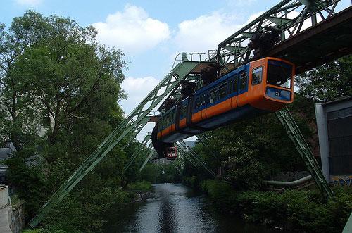 Le monorail suspendu de Wuppertal, en Allemagne 