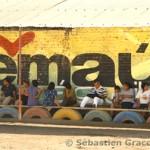 Bazar, en attendant dans la file, Communauté Emmaüs Aguilas (Piura, Pérou)