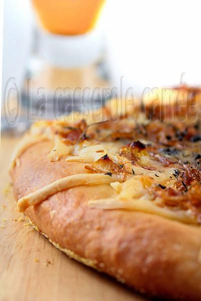 Pizza au Gorgonzola et oignons caramélisés à la Blanche de Chambly (croûte maison à la Blanche)