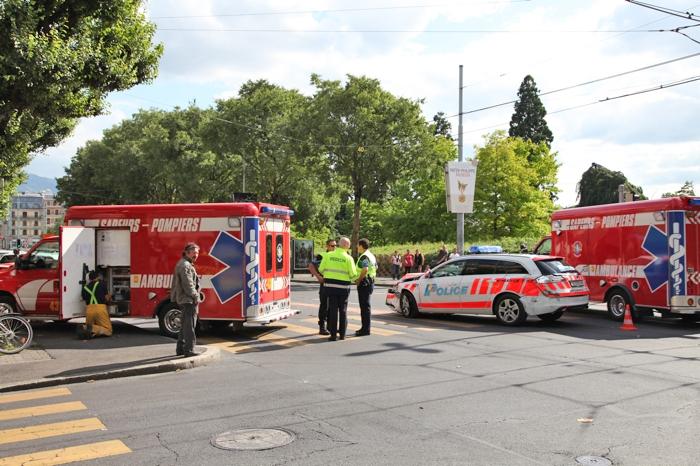 Accident entre une ambulance et une voiture de police - Paperblog