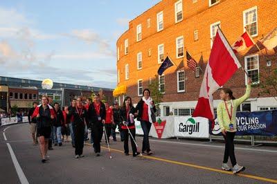 La porte-drapeau Méghane Lapointe...