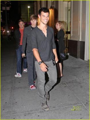 Taylor Lautner sortant d'un repas d'affaire ...