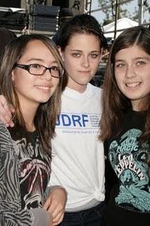 Fans with Kristen Stewart  from ''JDRF Walk to Cure Diabetes'' - 2009
