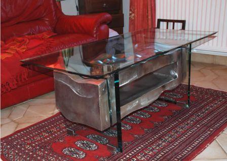 Une table basse en inox et verre clair