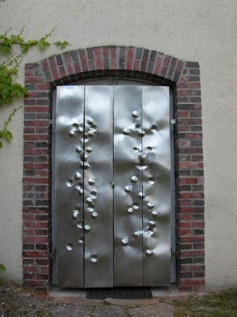 Une porte sculpture réalisée en chaudronnerie d'inox