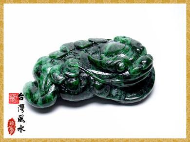 Grenouille à trois pattes en jade vert