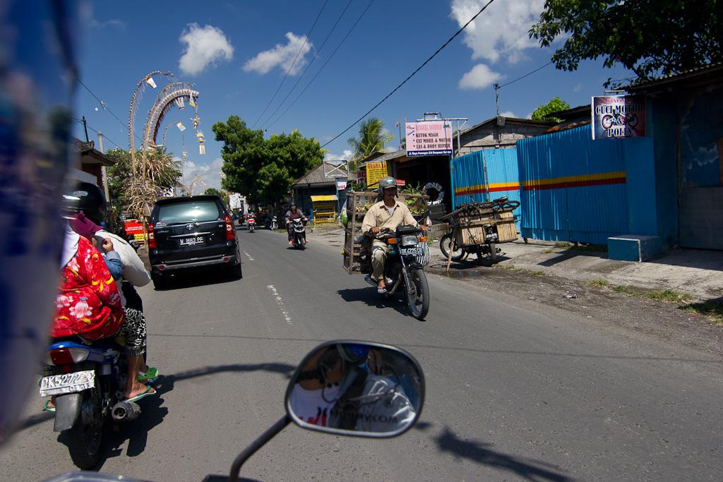 J74 / Scène de vie : en mobylette dans les rues de Bali