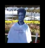 La file d'attente devant le Comic Con pour le panel de BD s'allonge