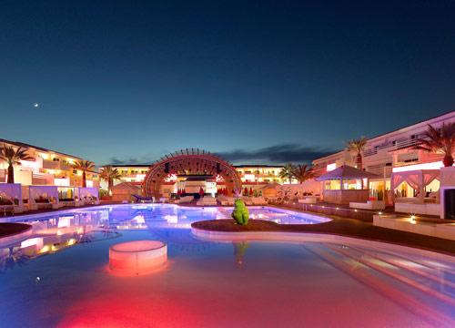 piscine-nuit-Ushuaia-Beach-Hotel-Hoosta-magazine