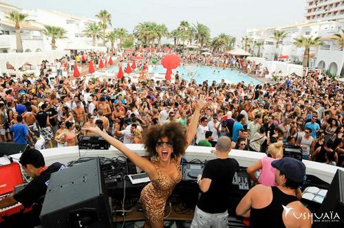 dj-pool-party-Ibiza-Ushuaia-Beach-Hotel-Hoosta-magazine