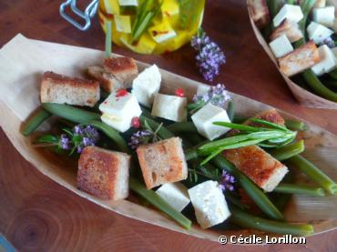 Recette bio : Haricots verts croquants au tofu mariné, croûtons pimentés et fleurs de thym