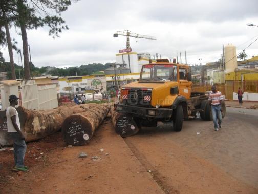 Un camion accidenté abandonné depuis un mois à un virage à Mbankomo 
