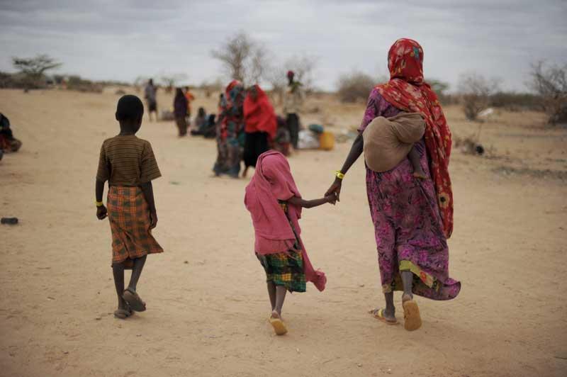 <b></div>Vers la famine ?</b> Dans la Corne de l'Afrique, au moins douze millions de personnes ont besoin d'urgence d'une aide humanitaire, selon l'organisation des Nations unies pour l'alimentation et l'agriculture (FAO). Rien qu'en Somalie, ravagée par la sécheresse et la guerre civile, 3,7 millions de personnes sont menacés, alors que l'état de famine vient d'être proclamé dans deux régions de ce pays d'Afrique de l'Est.