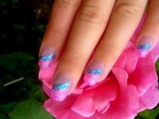 Ma manucure du jour : rose et bleu paillétés