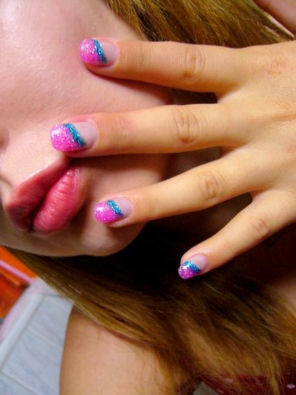 Ma manucure du jour : rose et bleu paillétés