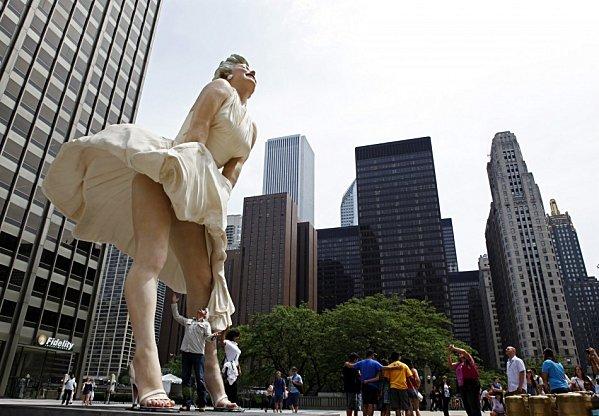 132086-26-foot-tall-statue-of-marilyn-monroe-in-chicago.jpg