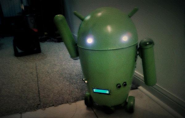 android robot bugdroid Un robot Android fabriqué à partir dune poubelle