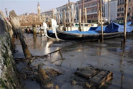 Andrea Pattaro (AFP - Les gondoles sont échouées dans la vase à cause d’une marée basse exceptionnelle, le 19 février 2008 à Venise)