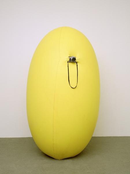 o.T. (gelbe Skulptur passend zu Fotoapparat), 1998, Latexballon/ Luft/ Künstler/Fotoapparat, Cibachrom 100x75cm