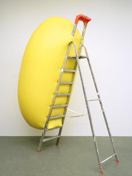 o.T. (gelbe Skulptur passend zu Leiter), 1998, Latexballon/ Luft/ Künstler/ Leiter, Cibachrom 100x75cm