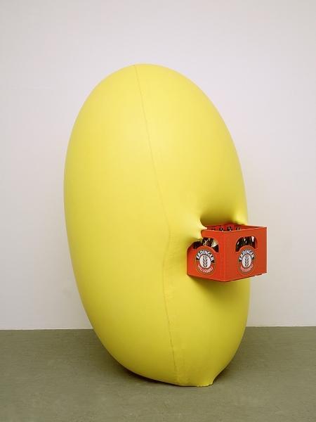 o.T. (gelbe Skulptur passend zu Bierkasten), 1998, Latexballon/ Luft/ Künstler/ Julie, Cibachrom 100x75cm