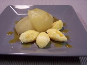 Poires sauce caramel et quenelles de semoule