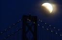 La lune est partiellement éclipsée par l’ombre de la Terre, le 20 février 2008 à San Francisco
