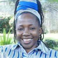 Kah Walla, Esther Dang et Lamartine Tchana ont déjà déclaré leur ambition de diriger le Cameroun.    A 46 ans, Kassang Edith Walla, plus connue sous le surnom de Kah Walla, qui dirige le cabinet Stratégies et qui, est également à la tête de l’association Cameroun Ô’Bosso, est la première femme à avoir annoncé sa candidature pour l’élection présidentielle d’octobre 2011.  Sa déclaration a été précédée de l’annonce de sa démission du Social Democratic Front (SDF) qu’elle a intégré dès sa création. Kah Walla y incarnait la ligne dure et était opposée à une éventuelle collaboration avec le régime en place pour une participation au gouvernement. Depuis le 30 avril, le congrès extraordinaire du Cameroon  People’s Party (CPP), qui s’est tenu à cette date-là, a porté Kah Walla à la tête du parti et l’a également investie comme candidate à la prochaine élection présidentielle.    Se proclamant la voix du peuple, Kah Walla dit vouloir gouverner pour et avec les Camerounais. Son plan de campagne s’étale sur trois points. Le premier consiste à redonner le pouvoir politique au peuple, le deuxième point consiste à transformer le leadership économique du Cameroun. « Le gouvernement actuel s’est montré incapable de mener une stratégie offensive pour tirer partie de toutes ses ressources», a déploré Kah Walla. Elle compte aussi, si elle est élue, construire de nouveaux systèmes sociaux. «Il faut revoir de manière systémique nos systèmes d’éducation, de santé, de culture, de sécurité, tous les systèmes sociaux en faveur des populations », précise-t-elle dans son troisième point programme.  Kah Walla a fait ses études secondaires en Côte d’Ivoire où elle a obtenu le Bac. Elle s’inscrit ensuite à Howard University  aux Etats-Unis d’où elle ressort avec une licence en zoologie. Elle change ensuite de branche pour faire un Master in Business Administration (MBA) afin s'orienter plutôt vers l’entrepreneuriat.   Une transfuge  Esther Dang, 65 ans, est la seule candidature indépendante de la présidentielle prochaine. Militante du Rdpc de la première heure, elle démissionne du parti le 22 juin 2010. Dans une lettre adressée au président du comité central, l’ancienne directrice de la Société nationale d’investissement (Sni) dit entre autres ne pas avoir reçu la reconnaissance qu’elle attendait du Rdpc. Esther Dang évoque ses challenges à la Sni qu’elle intègre en 1990 par décret du chef de l’Etat. En effet, lors de sa prise de fonction, la Sni a un faible capital social de 7 milliards de Fcfa après 26 ans d'existence, ce qui ne représentant que 8% de ses engagements, alors que la norme internationale pour les Sociétés de capital-risque est de 40%. Lorsqu’elle quitte la fonction en septembre 2003, elle laisse un capital social de 22 milliards de Fcfa, représentant 52% des engagements et largement au-dessus de la norme internationale qui est de 40%. Belle réussite pour cette spécialiste de l'économie, de la finance, de la gestion stratégique des entreprises et  par ailleurs fondée de pouvoir principal hors classe, 12e catégorie, échelon G du secteur tertiaire II Banque.   Le 26 juin 2011, Esther Dang a organisé une conférence de presse pour présenter son programme de société aux médias et au peuple camerounais. Le programme, dont le thème général est «supprimer le préfixe 