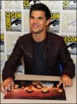 Kris Stewart, Taylor Lautner and Robert Pattinson signing autographs at Comic Com !