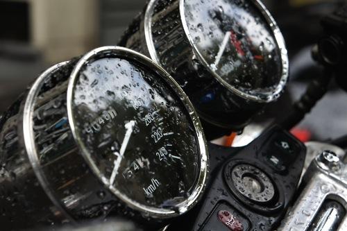 km/h 240

À partir de 200, même ratatiné sur le réservoir, le...