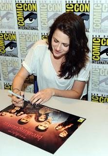 Kristen signing autographs at the ComicCon - 2011