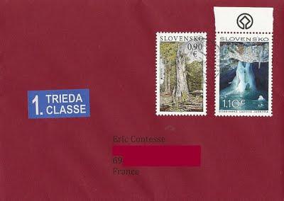 Voitures anciennes, grotte et forêt sur timbres slovaques
