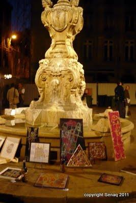 PLACE DU PARLEMENT ST PIERRE 22/07 BORDEAUX AMG: les peintures au pied de la fontaine
