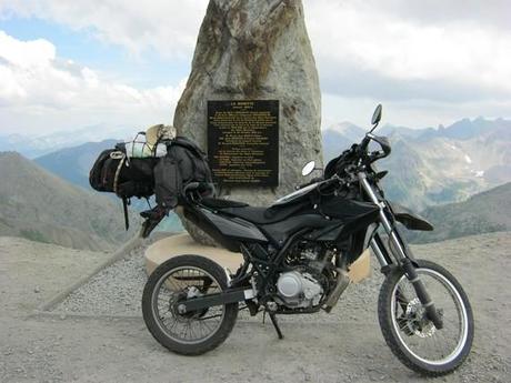 ma yamaha 125 devant la stèle de la cime de la Bonette ma yamaha 125 devant la stèle de la cime de la Bonette