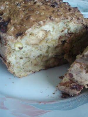 Cake au tempeh, oignons nouveaux et pistaches