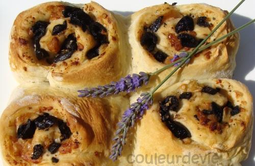 Pain spirale aux olives noires et parmesan