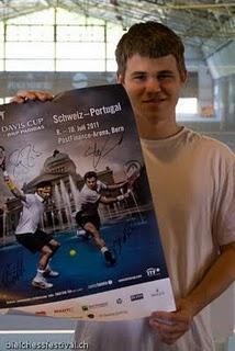 Echecs à Bienne : Le numéro un mondial Magnus Carlsen pratique le tennis © site officiel