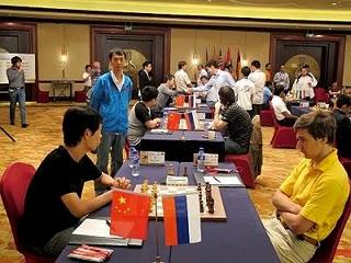 Echecs à Ningbo : le Chinois Wang Hao face au Russe Sergey Karjakin au Championnat du Monde par équipe © ChessBase