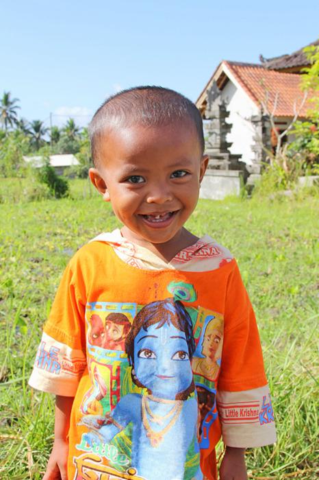 Un bel enfant balinais tout sourire pour ce voyageur !...