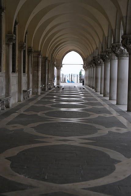 Arcades du Palais Ducal au petit matin et les deux colonnes de la Piazzetta