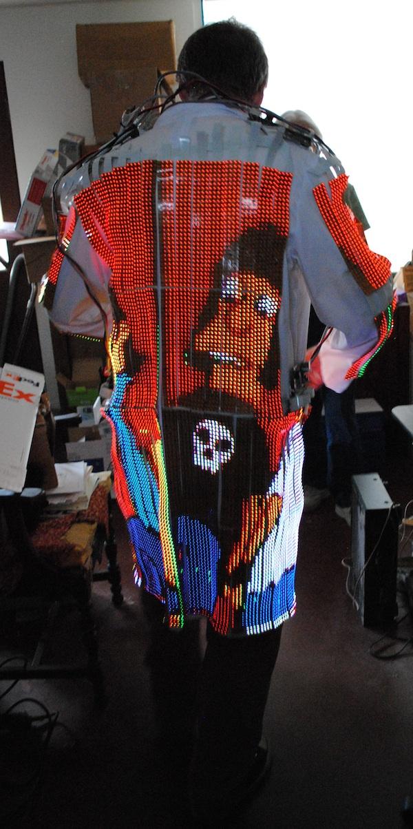 rear view Un manteau tout en LED