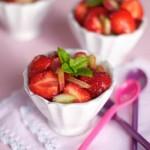 Salade de fraises, rhubarbe confite, menthe et huile d'olive vierge extra