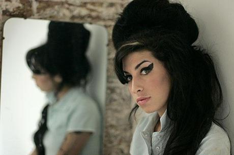 Amy Winehouse: le bal des inédits commence avec « Roun’ Midnite » et Mark Ronson lui rend hommage