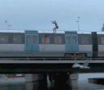 vidéo train saut eau
