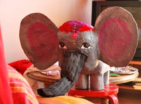 éléphant en papier mâché décoré