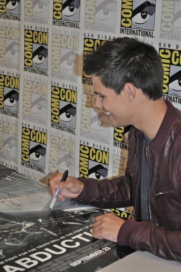 De nouvelles images de Taylor Lautner au Comic Con