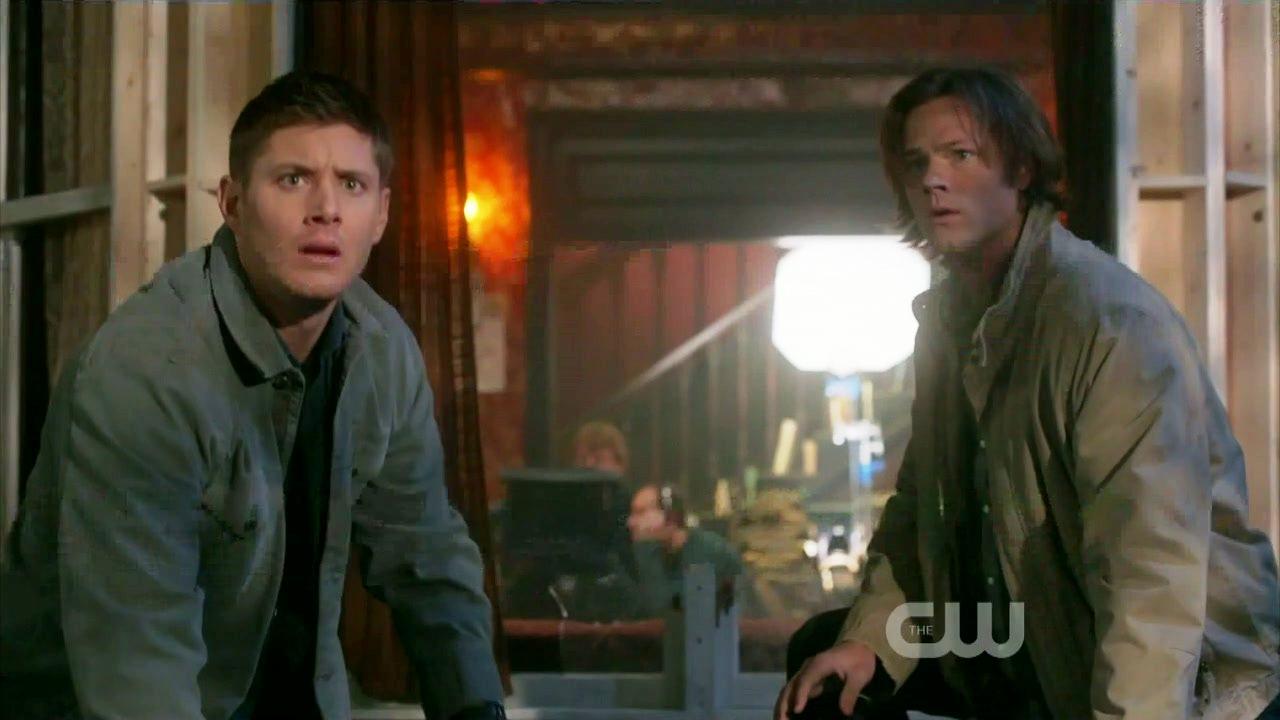 Sam et Dean arrivant sur le plateau
