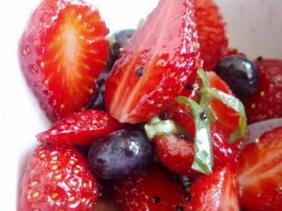 Salade de fraises et myrtilles